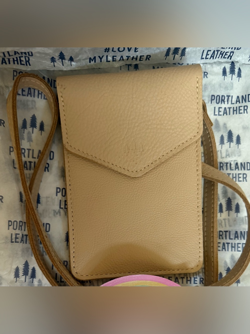 Portland Leather Parker Moonflower Beige Tan Crossbody Phone Pouch EUC